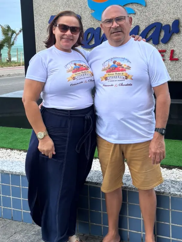 Claudete e Fernando com as camisetas das Bodas de 27 anos