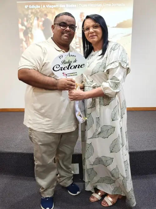 Casal da Viagem das Bodas segurando a plaquinha de 19 anos de casados, Bodas de Cretone